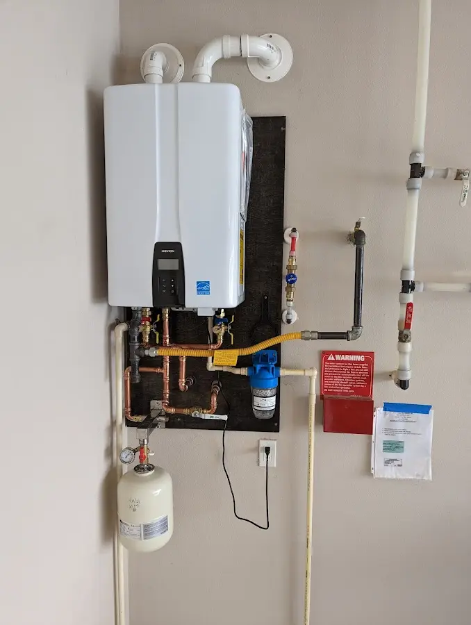 Professional plumber installing copper piping in a Keizer home